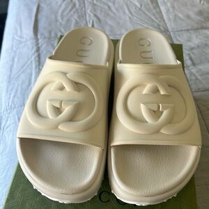 Gucci women’s slide sandal with interlocking G